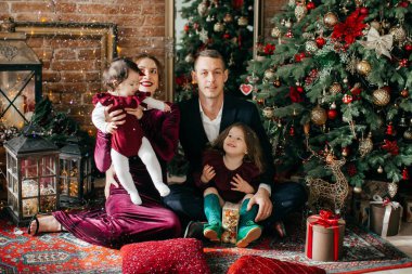 Kızları ile Mutlu anne Noel İçişleri poz