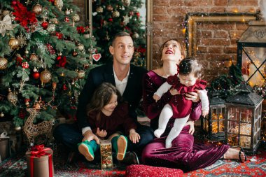 Kızları ile Mutlu anne Noel İçişleri poz