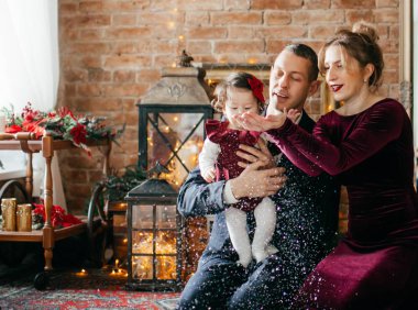 Kızları ile Mutlu anne Noel İçişleri poz