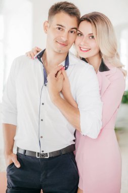 Mutlu genç çift Studio poz