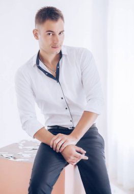 Şık adam Studio poz