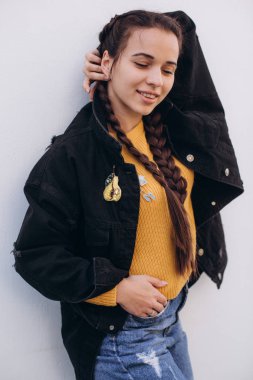 Siyah ceket ve broş poz güzel genç kadın