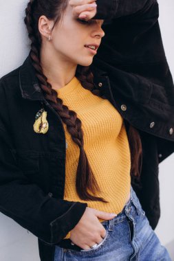 Siyah ceket ve broş poz güzel genç kadın