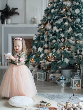 kız Noel ağacı arka plan üzerinde