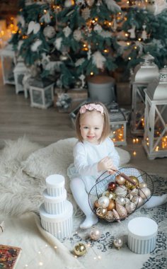 kız Noel ağacı arka plan üzerinde