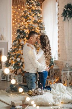 Noel odasında mutlu çift