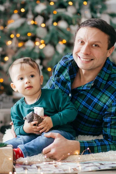 Retrato Padre Feliz Con Hijo Casa —  Fotos de Stock