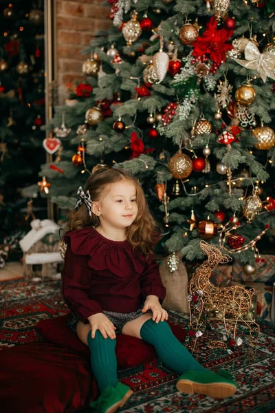 Kız Noel Ağacı Arka Plan Üzerinde — Stok fotoğraf