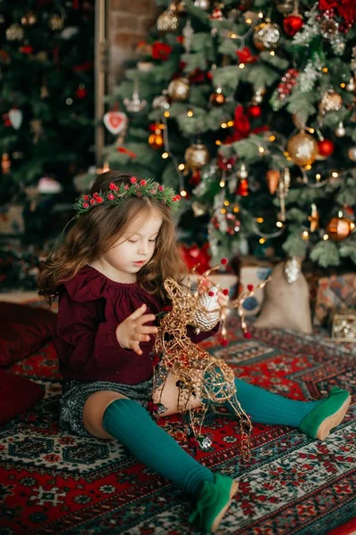 Dívka Pozadí Vánoční Stromeček — Stock fotografie