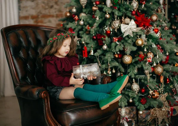 Lány Karácsonyfa Háttér — Stock Fotó
