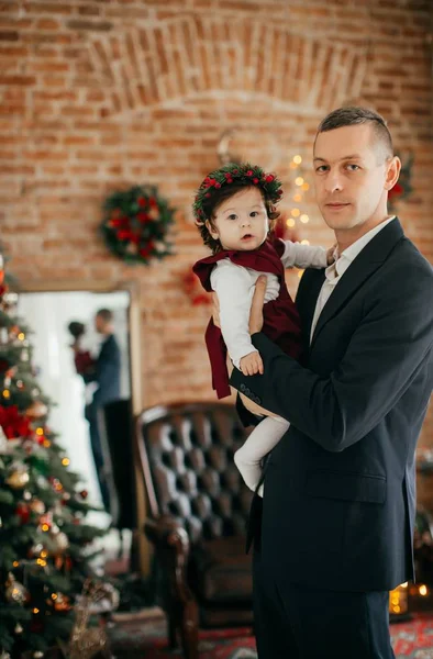 Menina Bonito Pai Posando Interior Natal — Fotografia de Stock