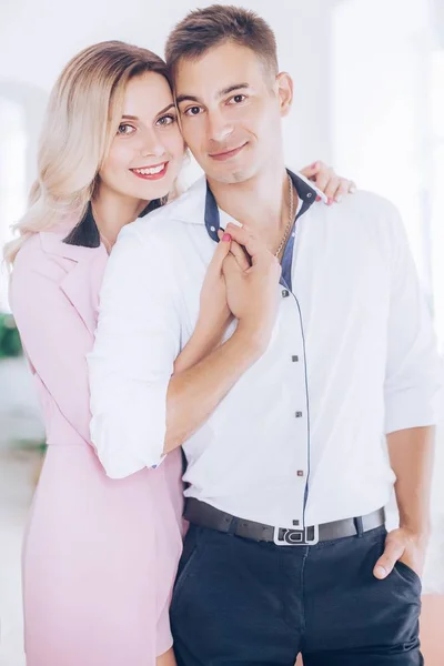 Feliz Joven Pareja Posando Estudio — Foto de Stock