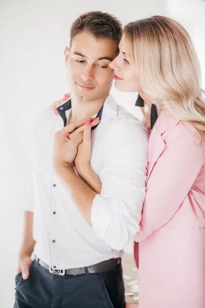 Feliz Jovem Casal Posando Estúdio — Fotografia de Stock