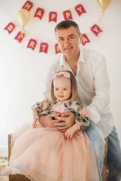 Ευτυχισμένο Μικρό Κορίτσι Και Πατέρας Στο Πάρτι Γενεθλίων — Φωτογραφία Αρχείου