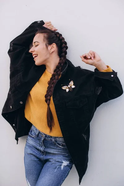 Красива Молода Жінка Позує Чорній Куртці Брошурці — стокове фото