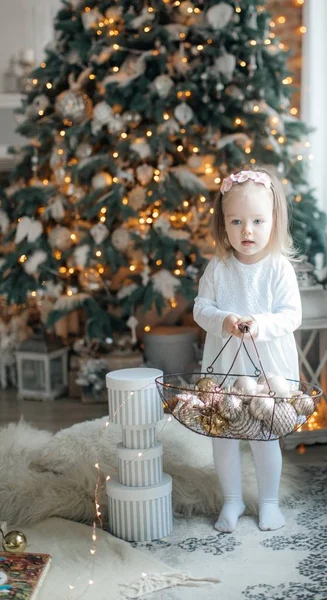 Girl Background Christmas Tree — Stock Photo, Image