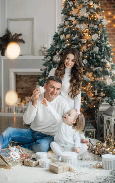 Petite Fille Mignonne Parents Posant Intérieur Noël — Photo