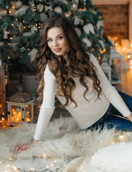 Güzel Kadın Poz Elbise Noel Ağacı — Stok fotoğraf
