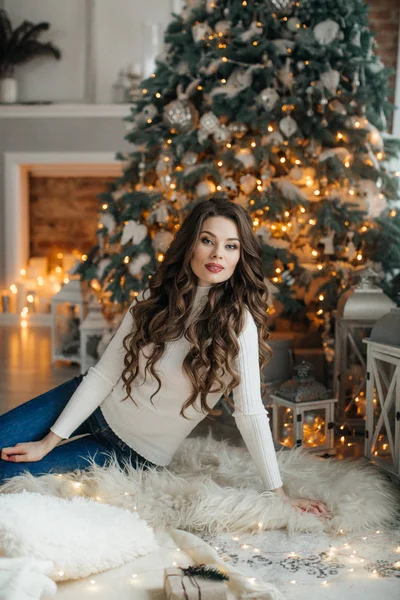Krásná Žena Pózuje Vánočního Stromu — Stock fotografie