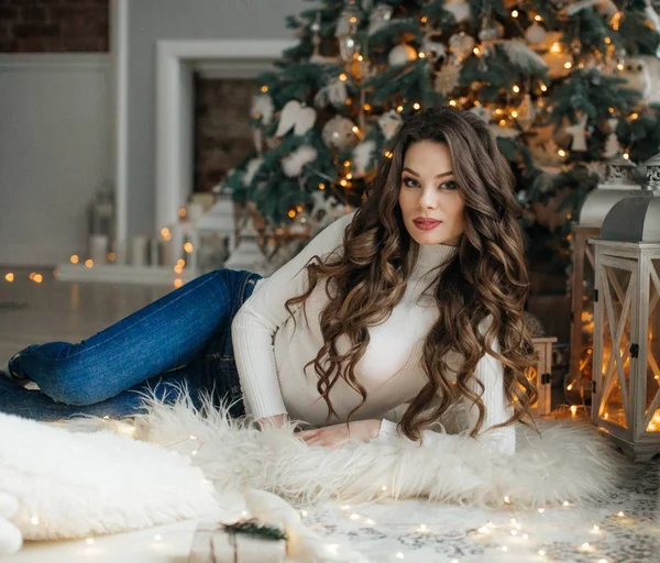 Hermosa Mujer Posando Cerca Del Árbol Navidad —  Fotos de Stock