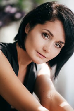 siyah elbise poz güzel kadın