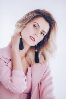 Pembe elbiseli güzel sarışın kadın poz