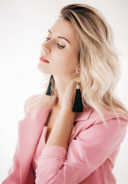 Pembe elbiseli güzel sarışın kadın poz