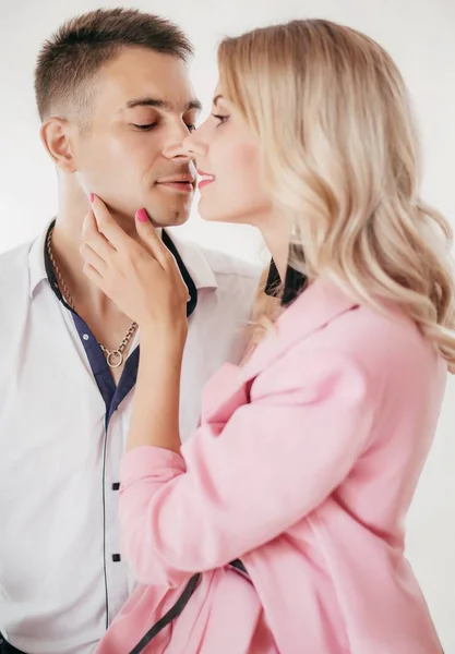 Feliz Joven Pareja Posando Estudio —  Fotos de Stock