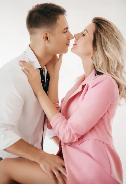 Feliz Joven Pareja Posando Estudio —  Fotos de Stock