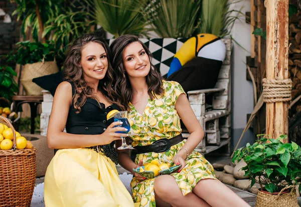 Portrait Deux Belles Jeunes Femmes Aux Oranges — Photo