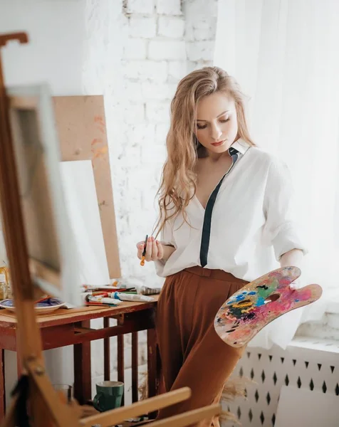 Mooie Jonge Kunstenaar Vrouw Poseren Kamer — Stockfoto