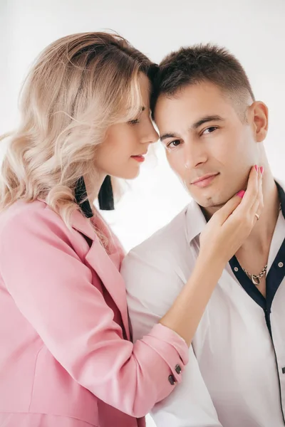 Feliz Joven Pareja Posando Estudio — Foto de Stock