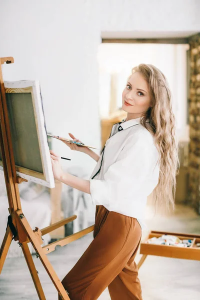 Mooie Jonge Kunstenaar Vrouw Poseren Kamer — Stockfoto