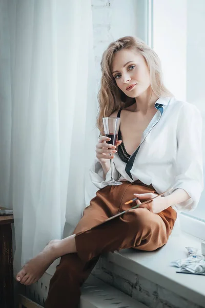 Linda Jovem Artista Posando Quarto Com Vinho — Fotografia de Stock