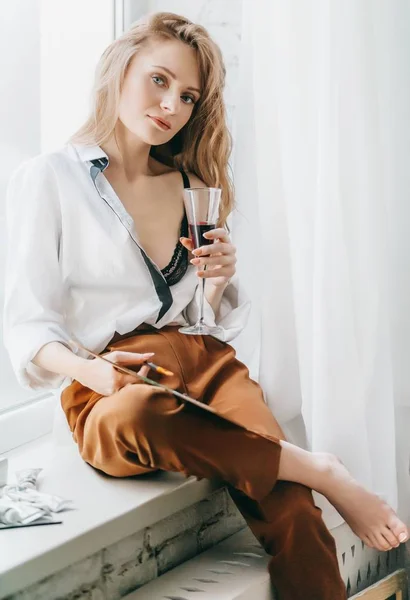 Linda Jovem Artista Posando Quarto Com Vinho — Fotografia de Stock