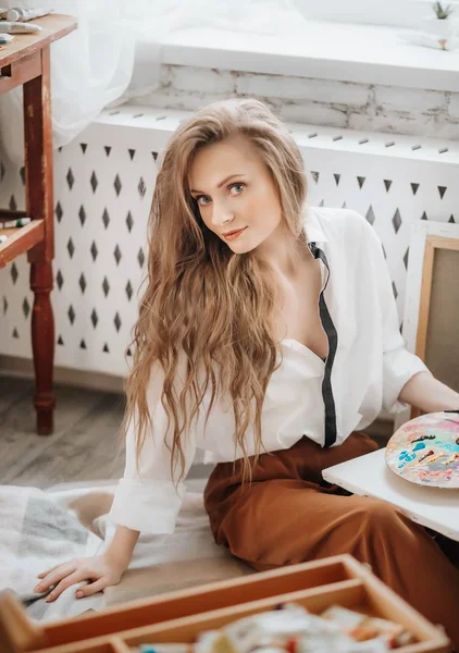 Odada Poz Veren Genç Güzel Sanatçı Kadın — Stok fotoğraf