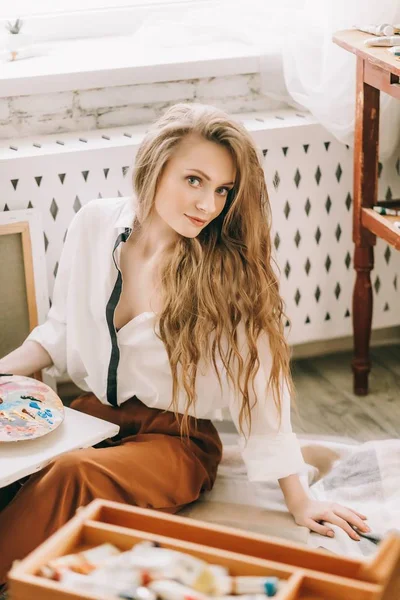 Vacker Ung Konstnär Kvinna Poserar Rummet — Stockfoto