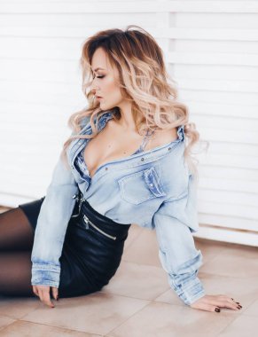 Denim gömlek poz güzel sarışın kadın