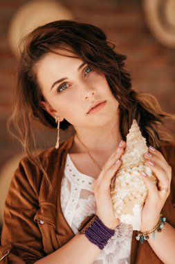 Güzel sarışın kadın moda giysileri poz