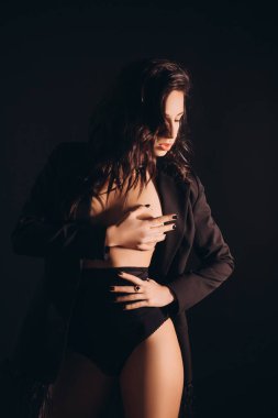 Siyah ceketli poz güzel genç kadın