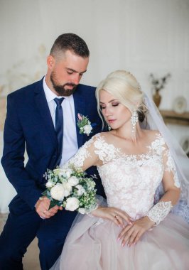 Güzel Genç Gelin ve Damat Odada Poz