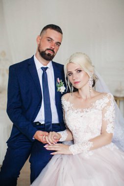 Güzel Genç Gelin ve Damat Odada Poz