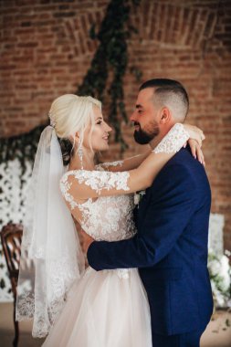 Güzel Genç Gelin ve Damat Odada Poz