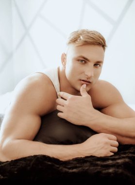 Şık adam Studio poz