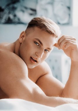 Portre Güçlü Sağlıklı Yakışıklı Atletik Adam Çıplak Tors