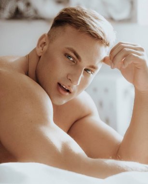 Portre Güçlü Sağlıklı Yakışıklı Atletik Adam Çıplak Tors