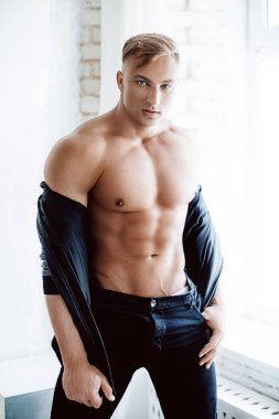 Portre Güçlü Sağlıklı Yakışıklı Atletik Adam Çıplak Tors