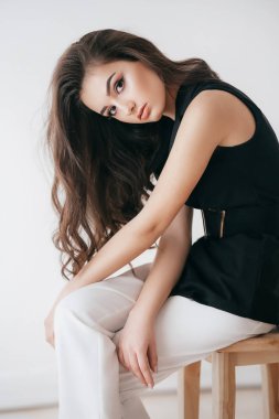 Güzel genç kadın moda giysiler içinde poz