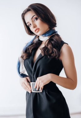 Güzel genç kadın moda giysiler içinde poz