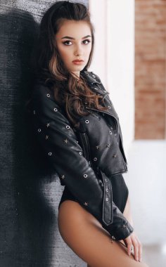 Siyah ceketli poz güzel genç kadın 